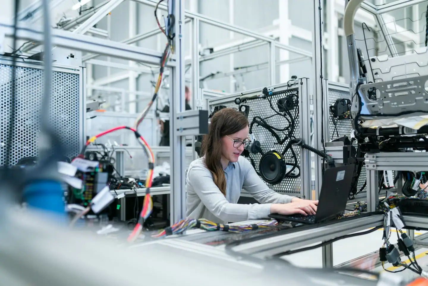 Kỹ sư R&D làm việc tại phòng thí nghiệm vật liệu