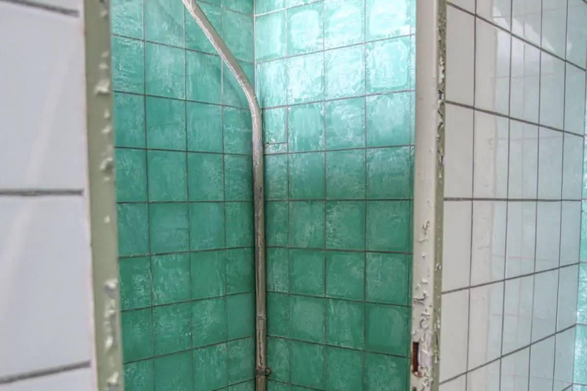 Sàn nhà vệ sinh lát gạch, khu vực chân tường và ống xuyên sàn